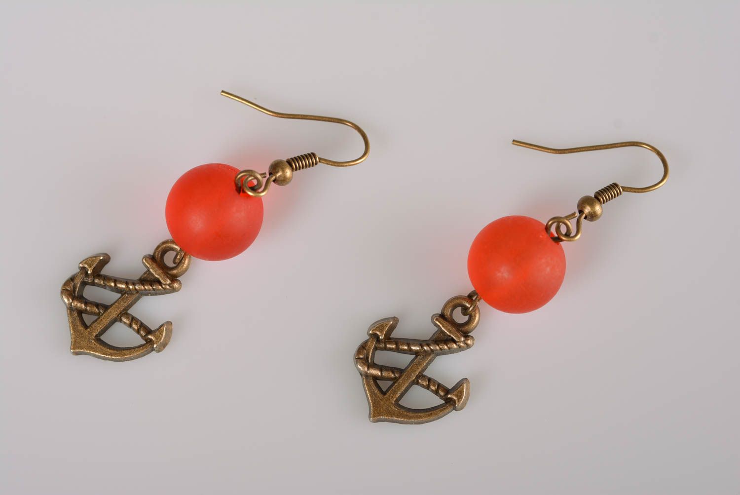Rote lange Ohrringe mit Anhängern aus Metall handmade originell für Frauen foto 4