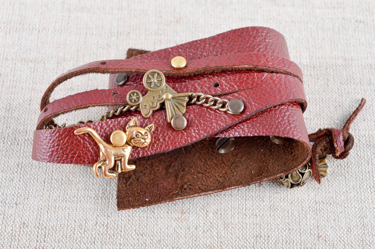 Bracelet manchette rouge Bijoux cuir fait main Accessoires femme design original photo 1