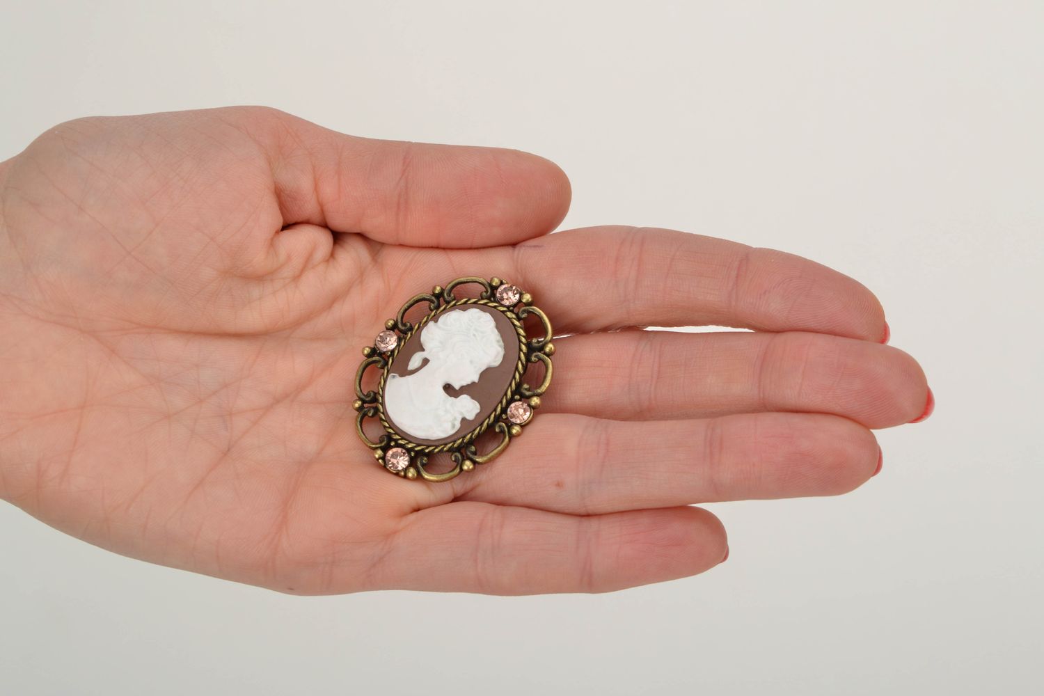 Broche en métal faite main design original accessoire pour femme avec camée photo 2