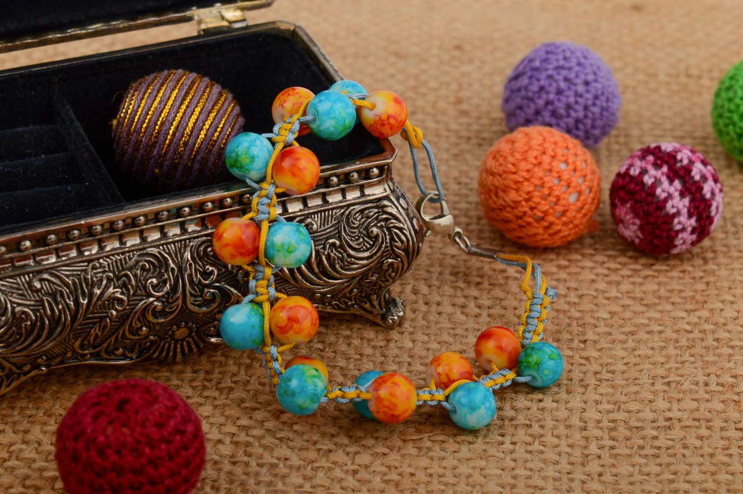 Bracelet en perles de verre bleu orange technique de macramé fait main photo 1
