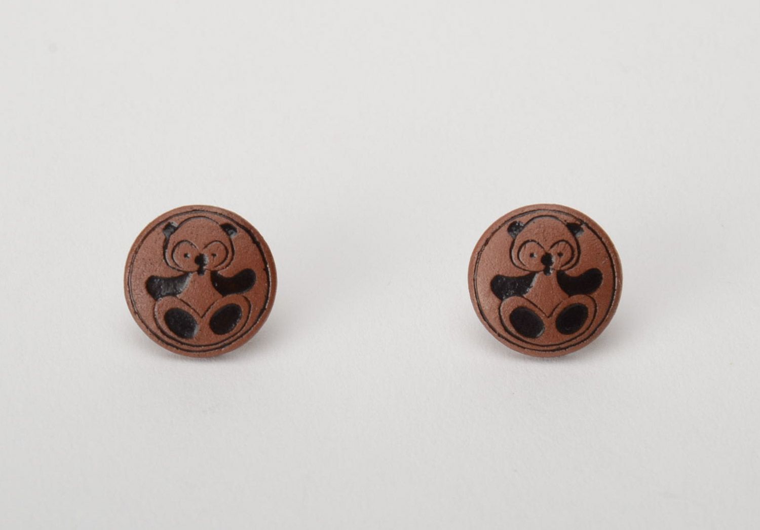 Kleine runde handgemachte Ohrstecker aus Ton mit Emaillen bedeckt und Pandas foto 3