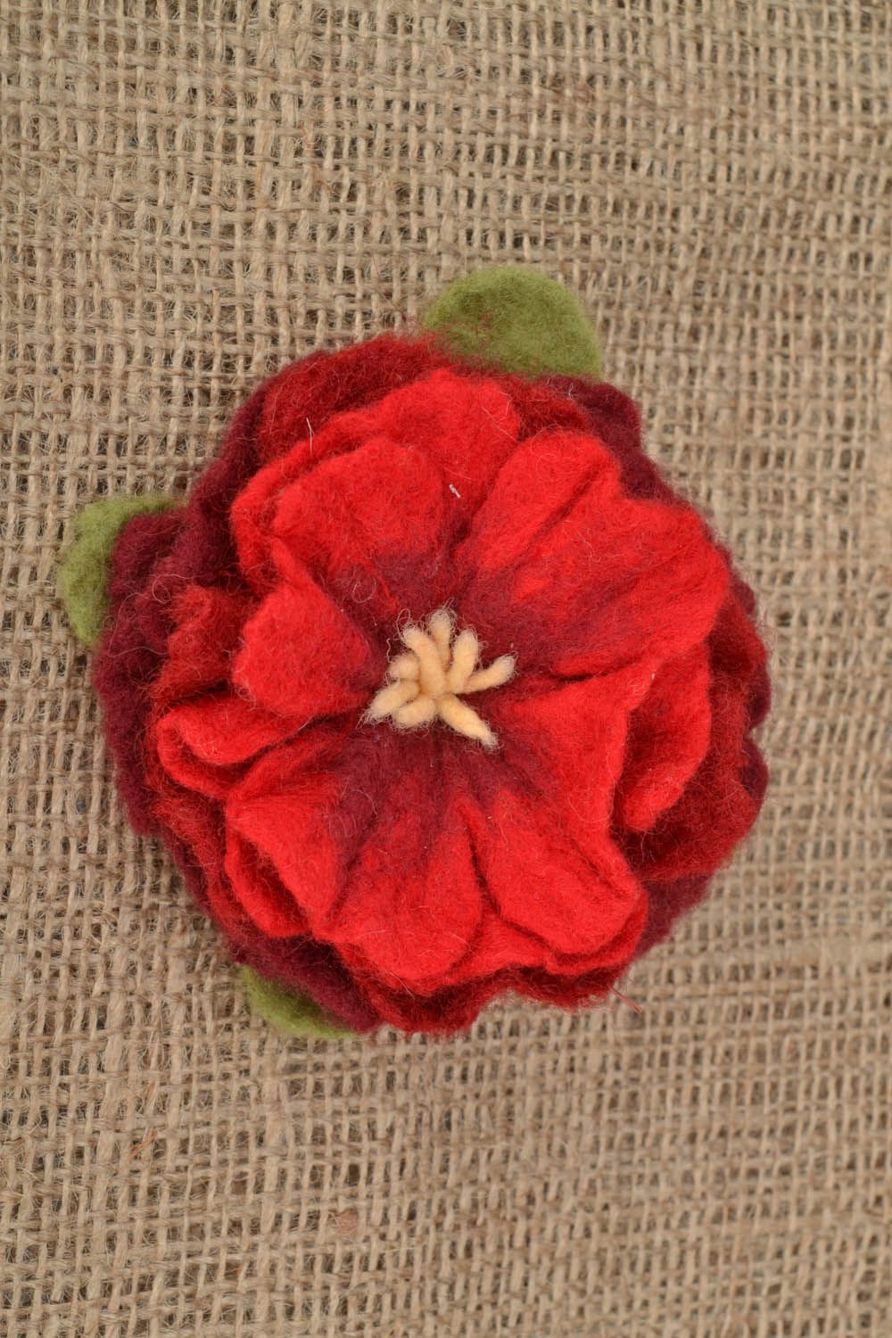 Brosche aus Wolle Rote Blume foto 1