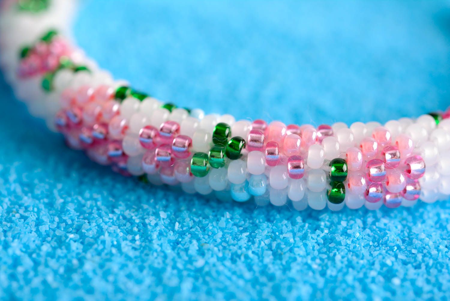 Bracelet perles rocaille Bijou fait main avec fleurs roses Accessoire femme photo 3