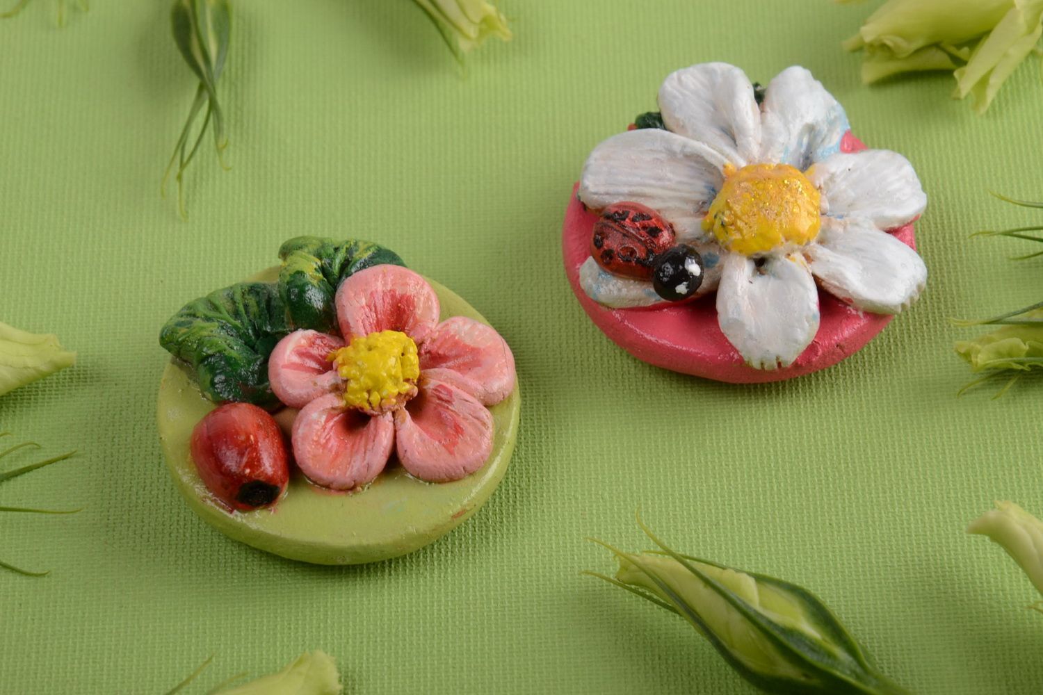 Runde bemalte schöne Kühlschrankmagnete Set 2 Stück aus Ton handmade mit Blumen foto 1