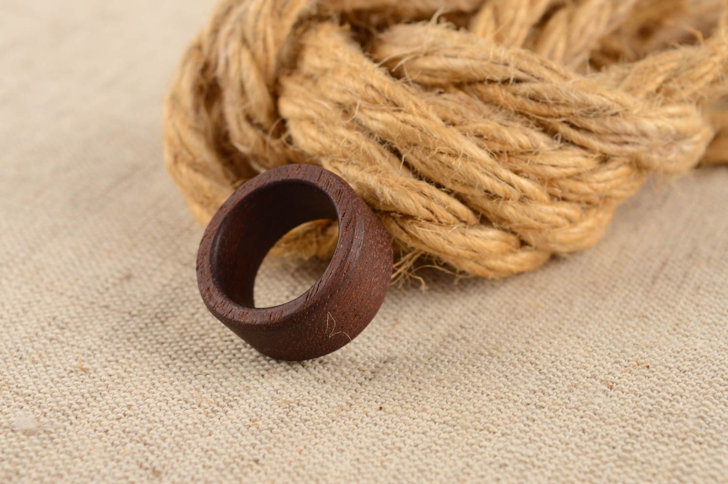 Runder handgemachter Damen Ring aus Holz in Braun originell schön stilvoll foto 1
