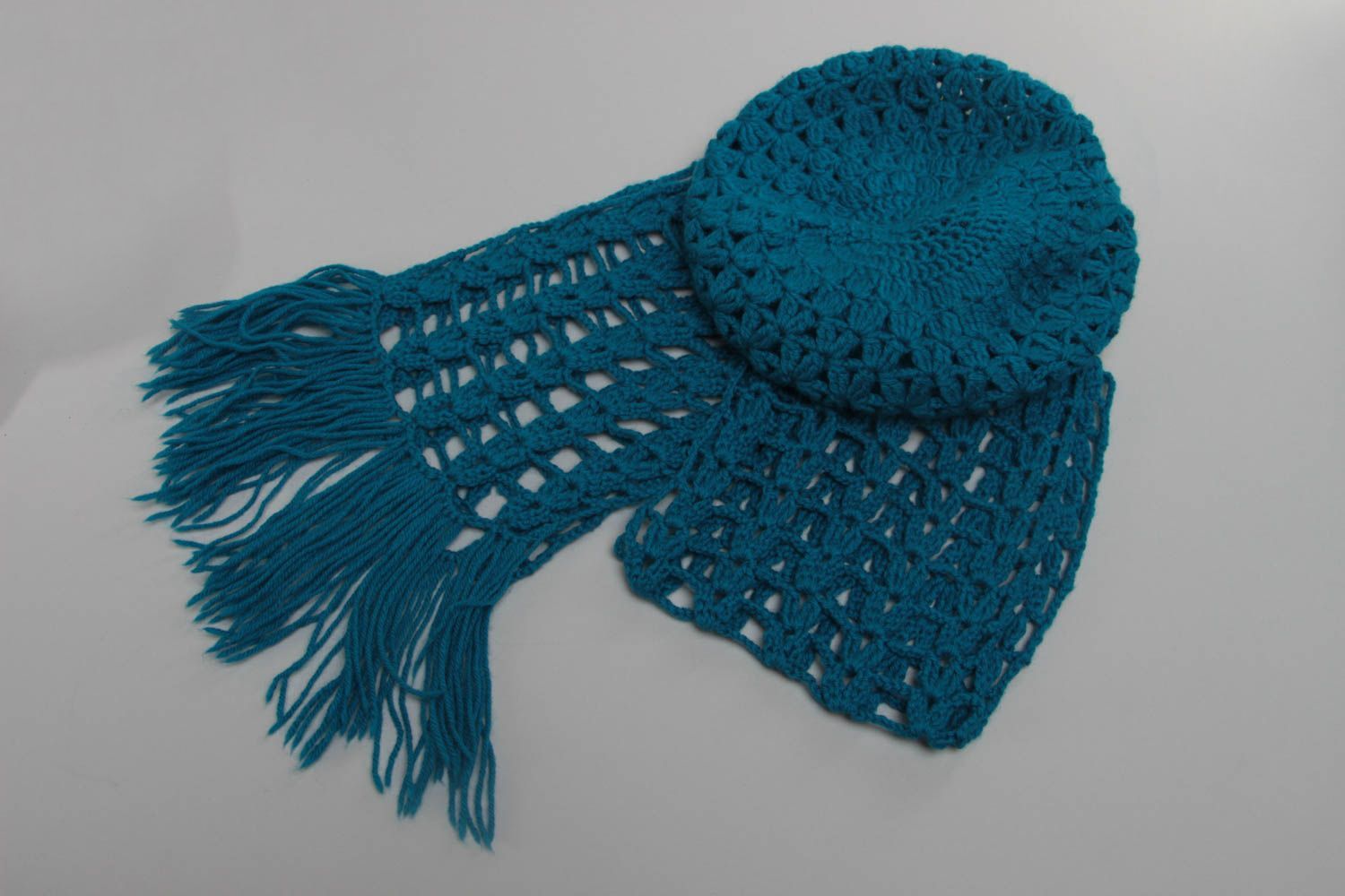 Шапка и шарф вязанные крючком стильные комплект из 2 изделий синие ручной работы фото 2
