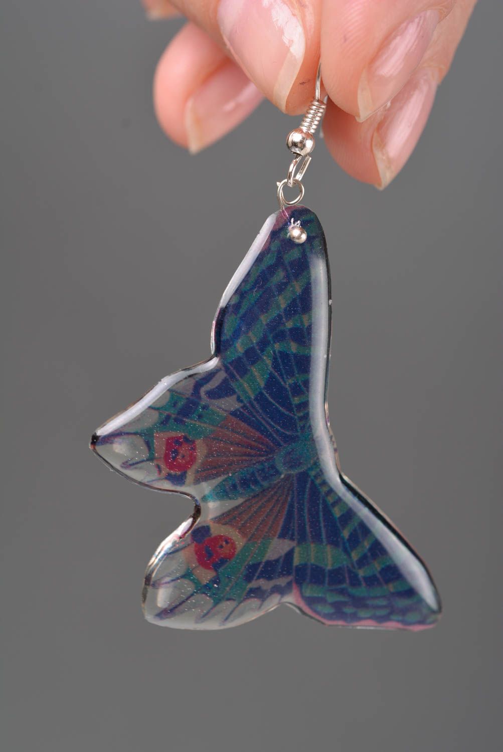 Handgemachte Ohrringe schön in Form von Schmetterlingen aus Epoxidharz originell foto 2
