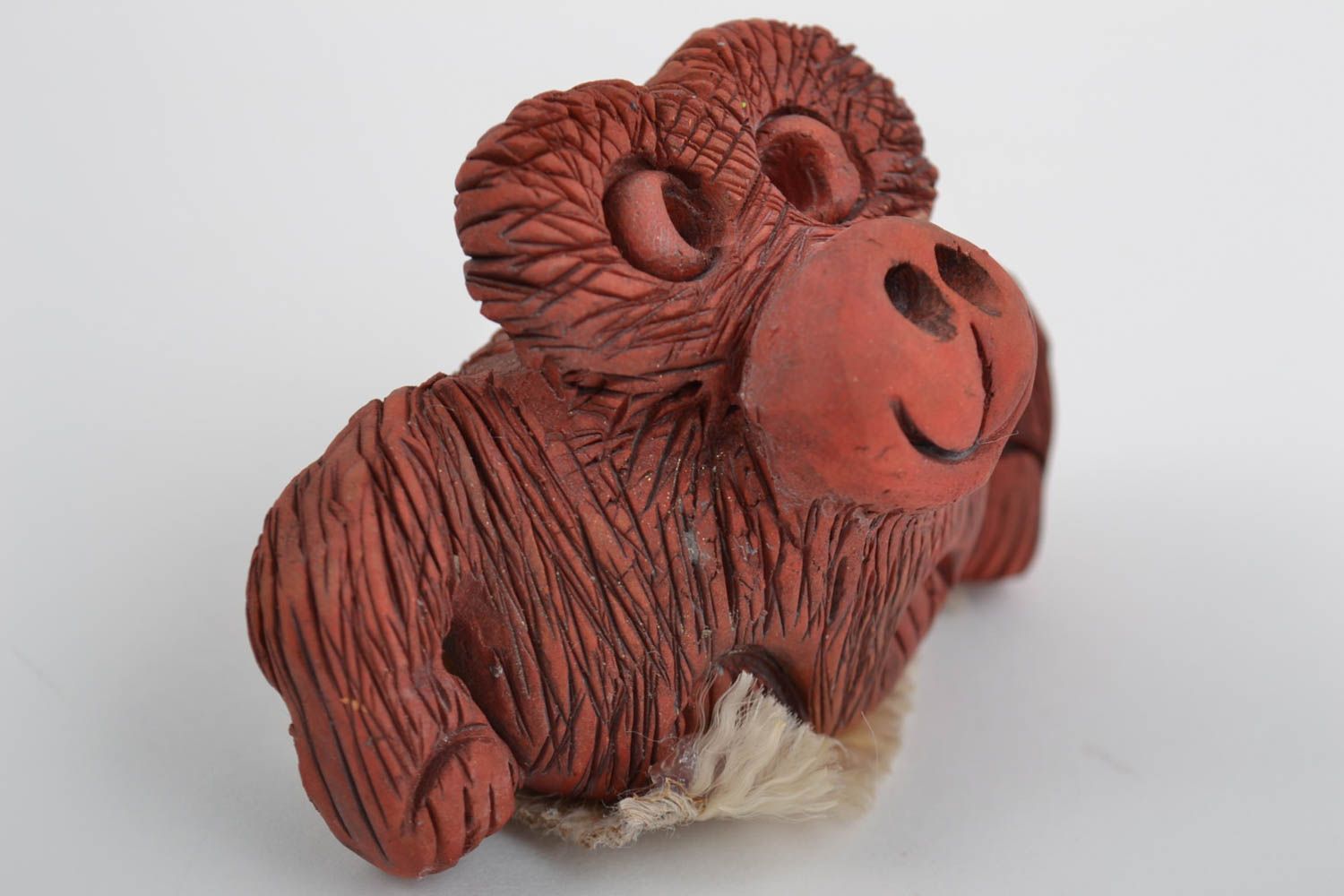 Figura decorativa artesanal de arcilla roja con forma de mono pequeño marrón  foto 5
