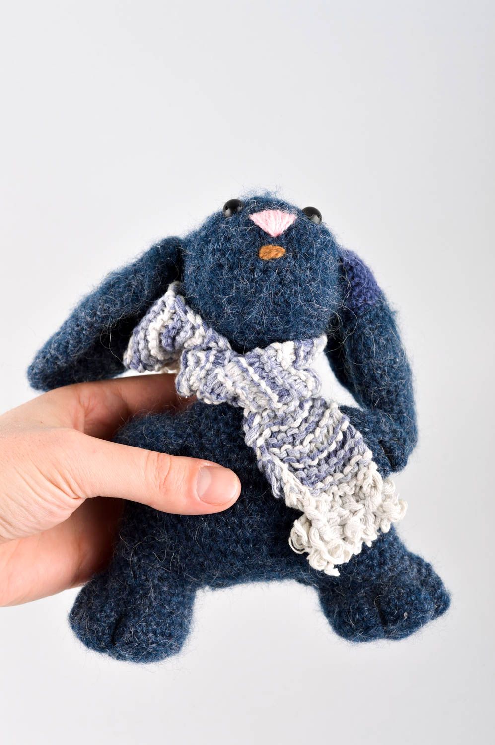 Doudou lapin bleu foncé fait main Jouet tricot original mignon Cadeau enfant photo 5