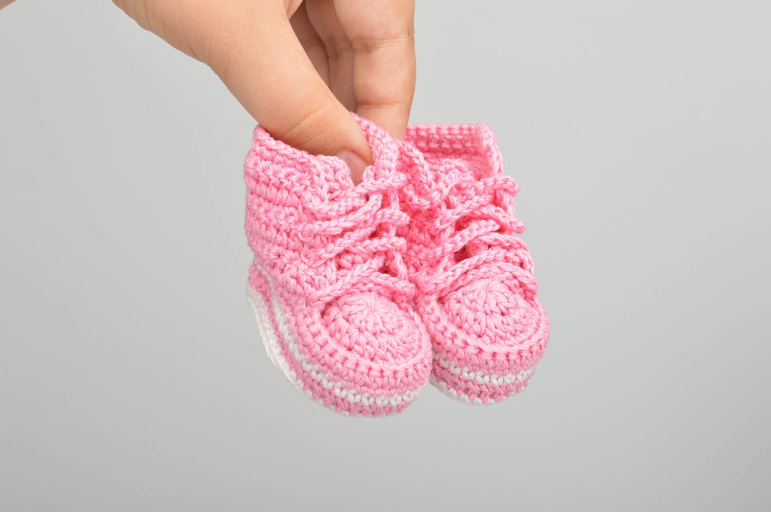 Handgefertigte Schuhe stilvolle gehäkelte Babyschuhe Geschenk für Kleinkinder foto 1