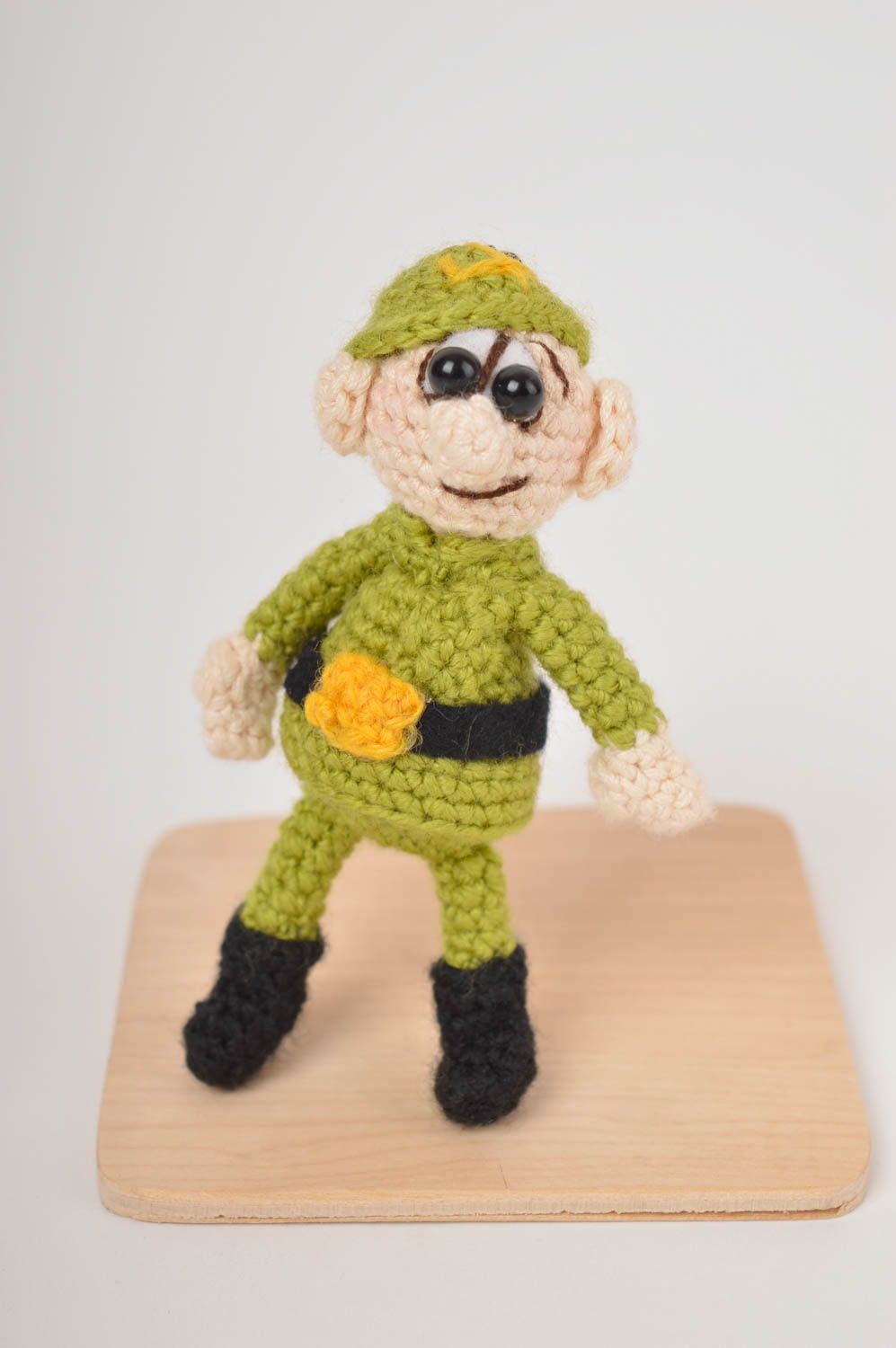 Poupée tricotée Jouet fait main original en fils acryliques Cadeau pour garçon photo 2