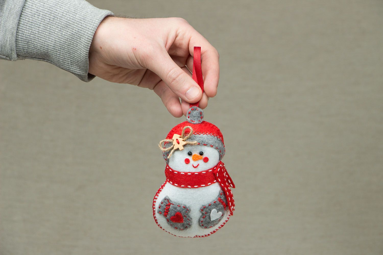 Brinquedo para Árvore de Natal feito à mão de feltro Boneco de neve  foto 4