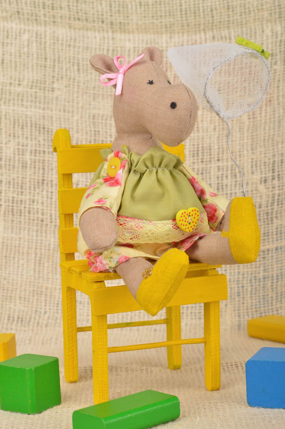 Мягкая игрушка ручной работы из хлопка для декора дома Бегемотик на желтом стуле фото 1
