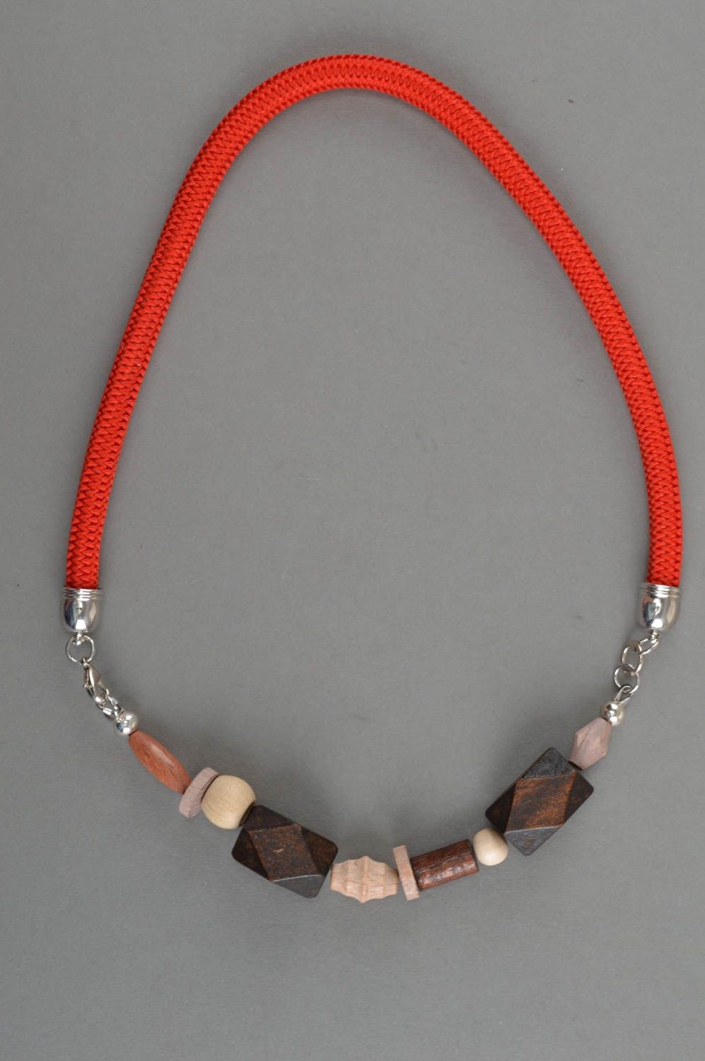 Collier en perles de bois sur cordon rouge fait main original écologique photo 2