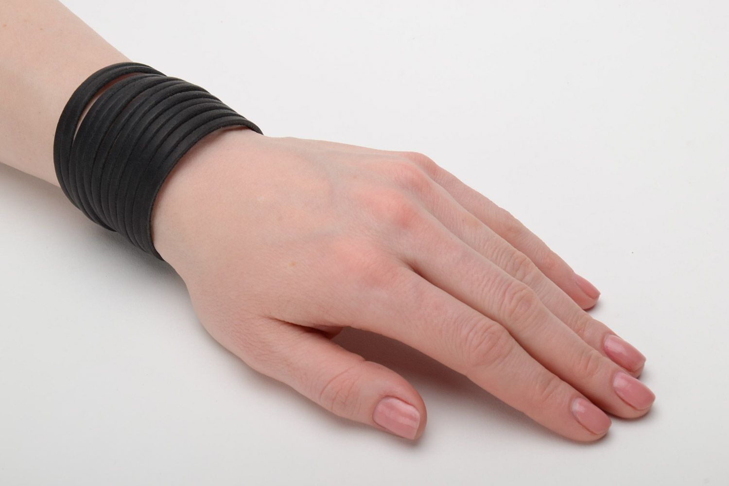 Черный широкий браслет унисекс из натуральной кожи на кнопках ручной работы фото 2