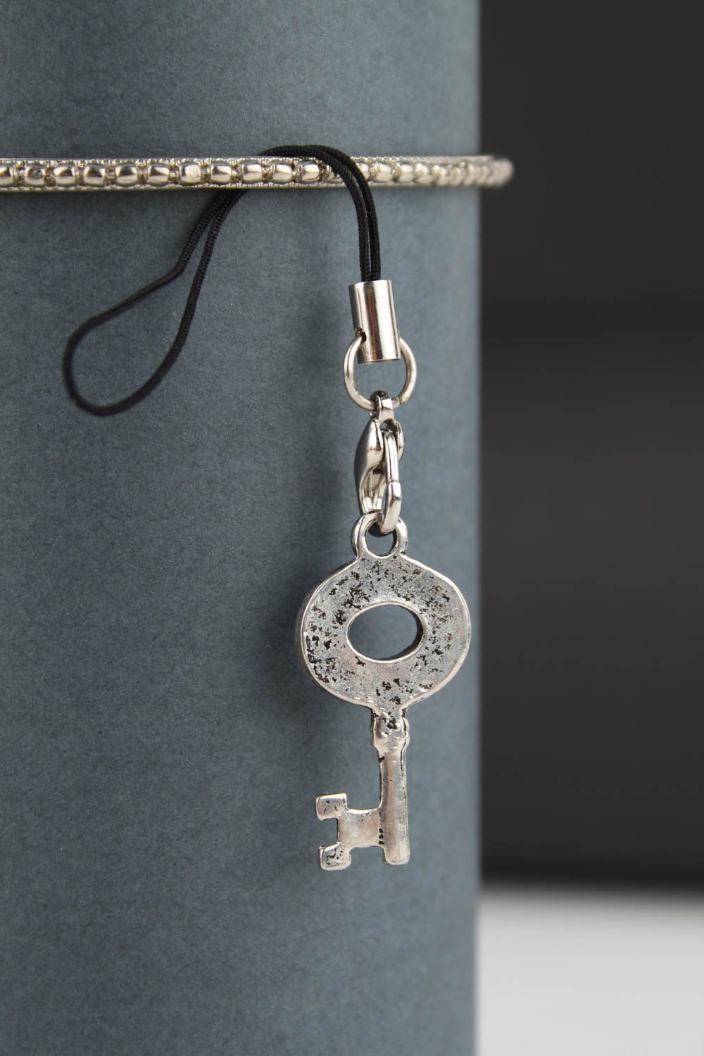 Llavero hecho a mano de metal accesorio para llaves con cordón regalo original  foto 2