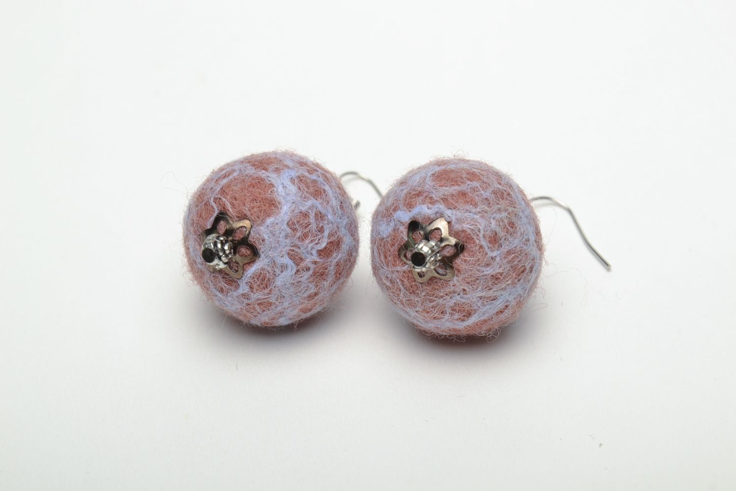 Boucles d'oreilles boules en laine feutrée violettes faites main photo 3