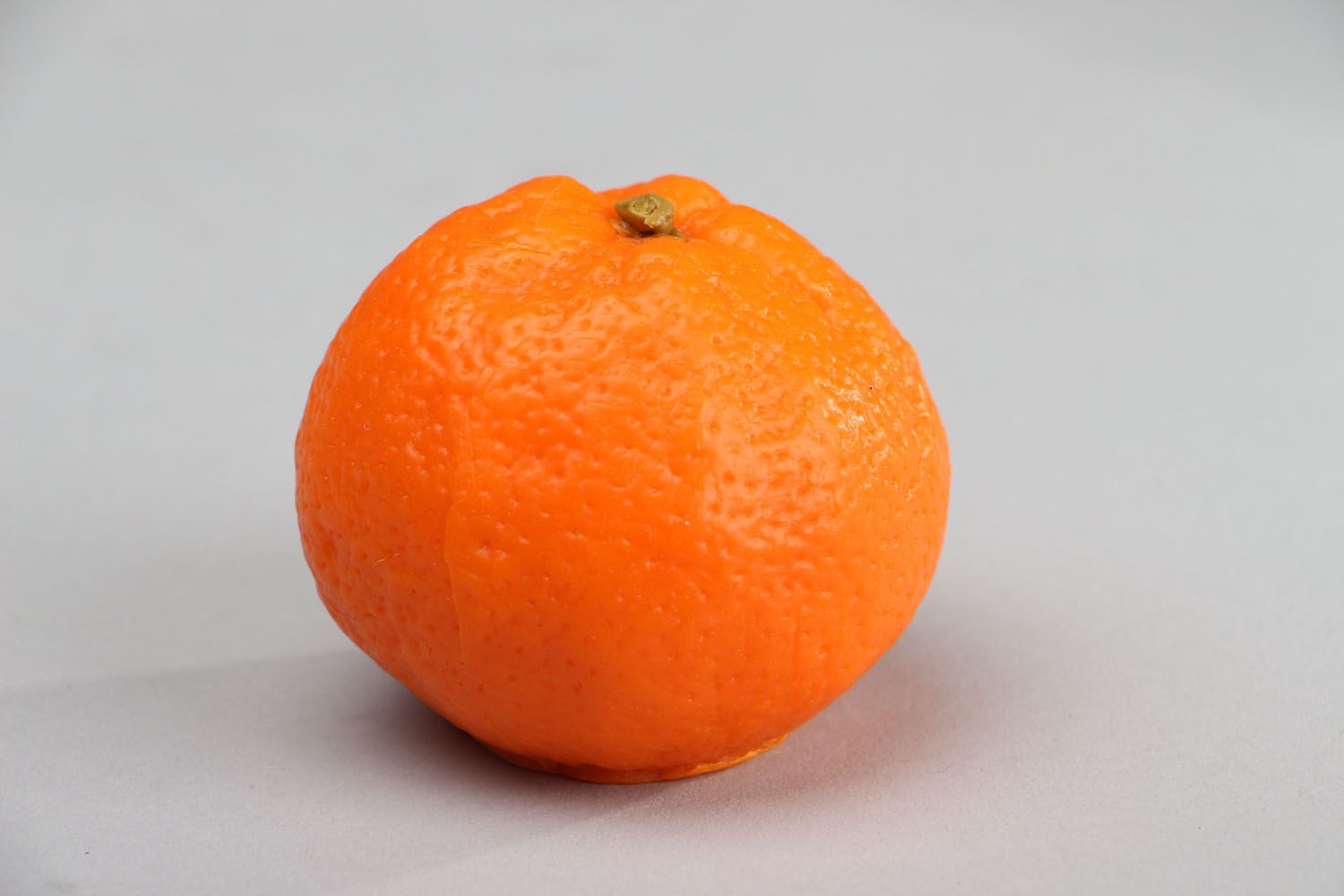 Sabão bonito na forma de uma tangerina foto 1