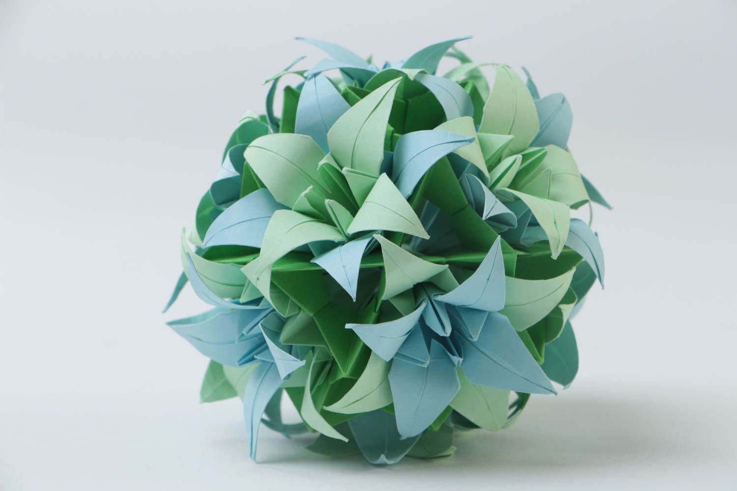 Зеленая интерьерная подвеска из бумаги в виде цветочного шара ручной работы  фото 4