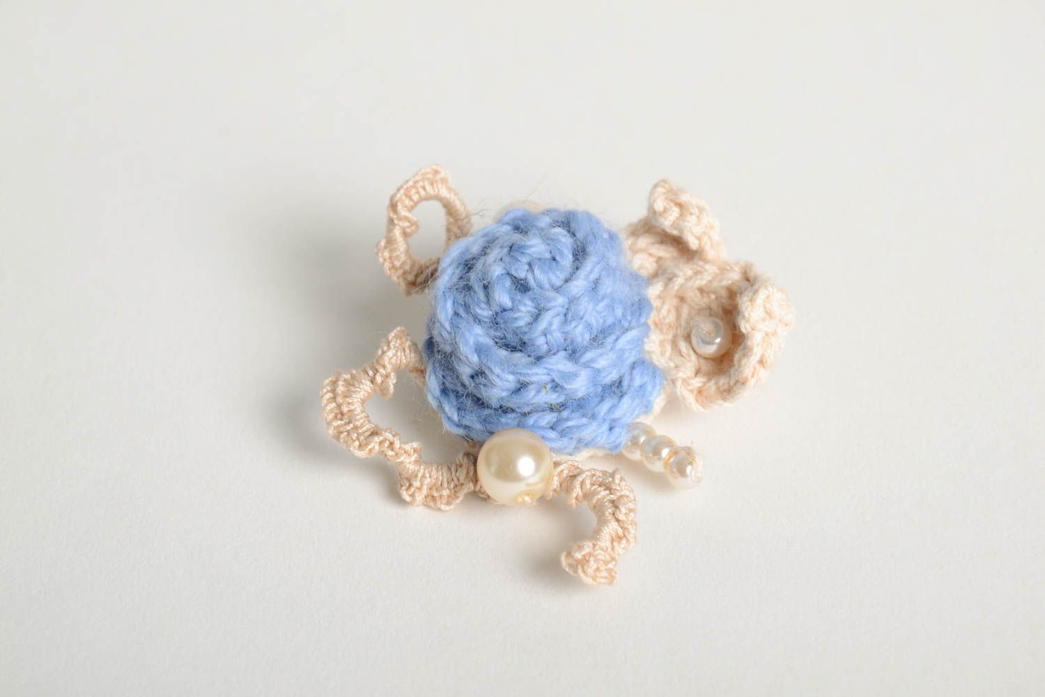 Broche fleur Bijou fait main tricot crochet Accessoire femme design de créateur photo 3