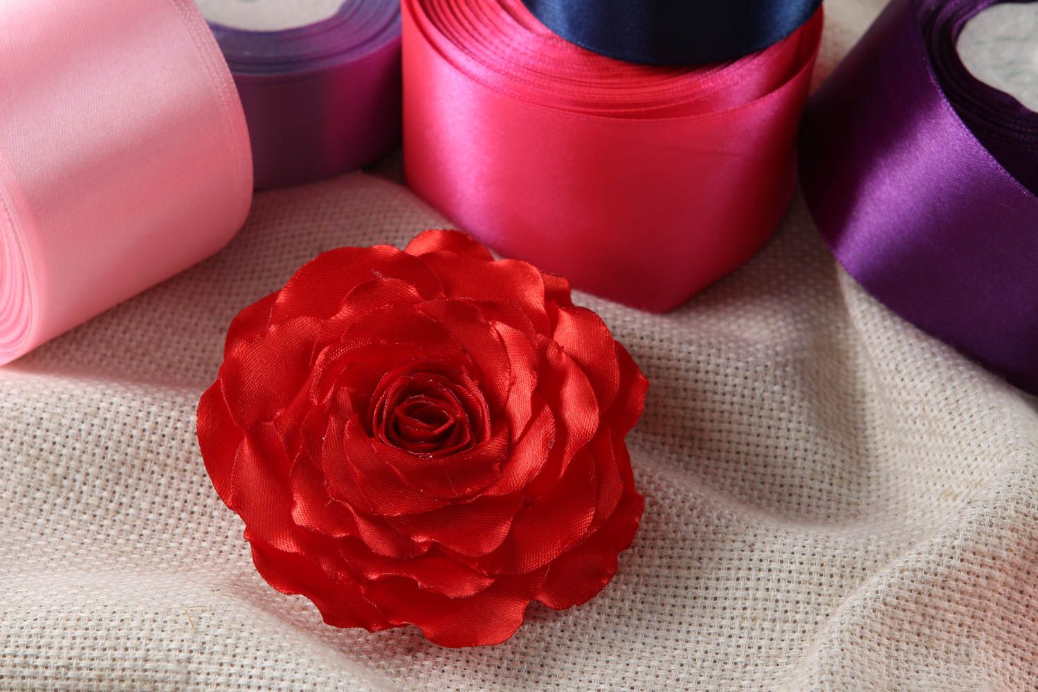 Blume Haarspange handgemachter Schmuck Accessoire für Frauen zarte rote Rose foto 1