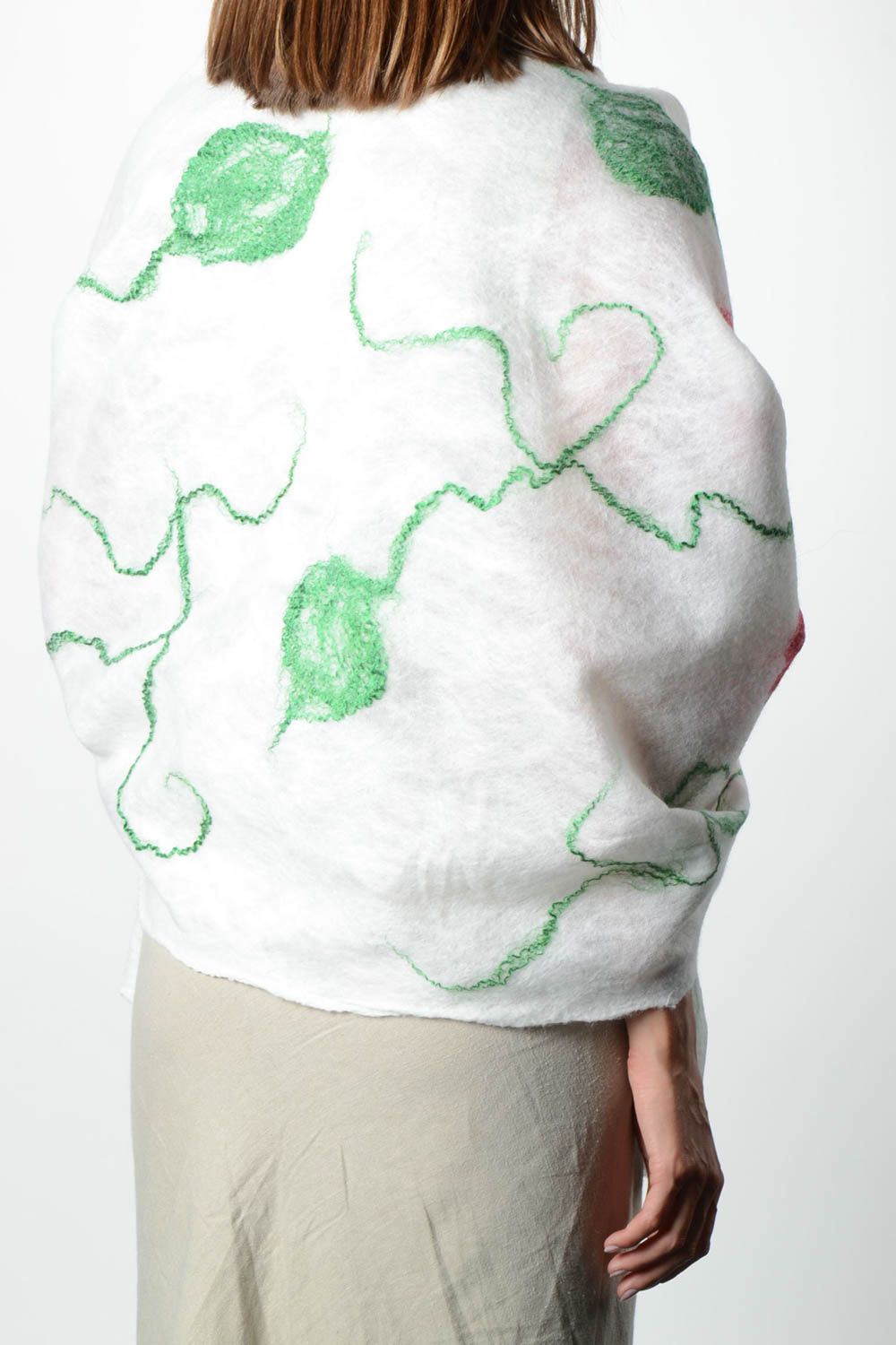 Женский шарф палантин ручной работы валяный палантин из шерсти белый в цветы фото 2