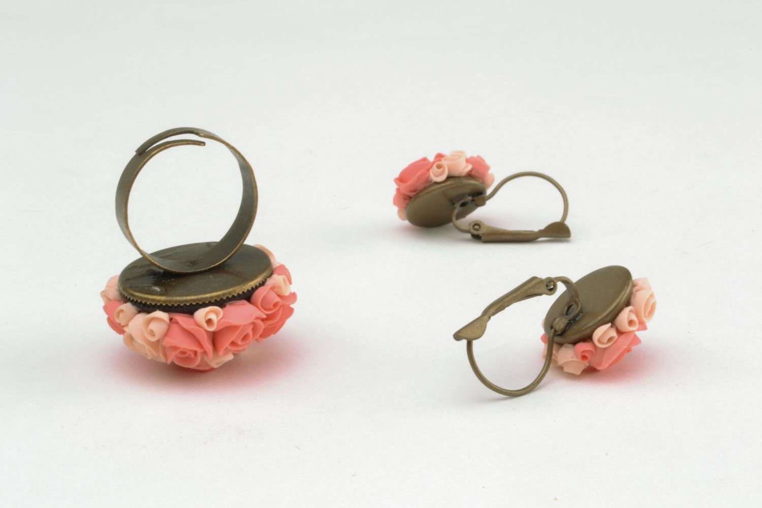 Розовые кольцо и серьги из полимерной глины фото 5