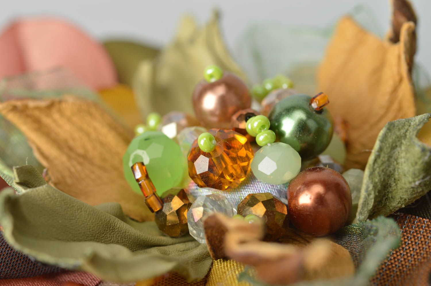Кожаное колье подарок ручной работы массивное ожерелье светло зеленое цветочное фото 4