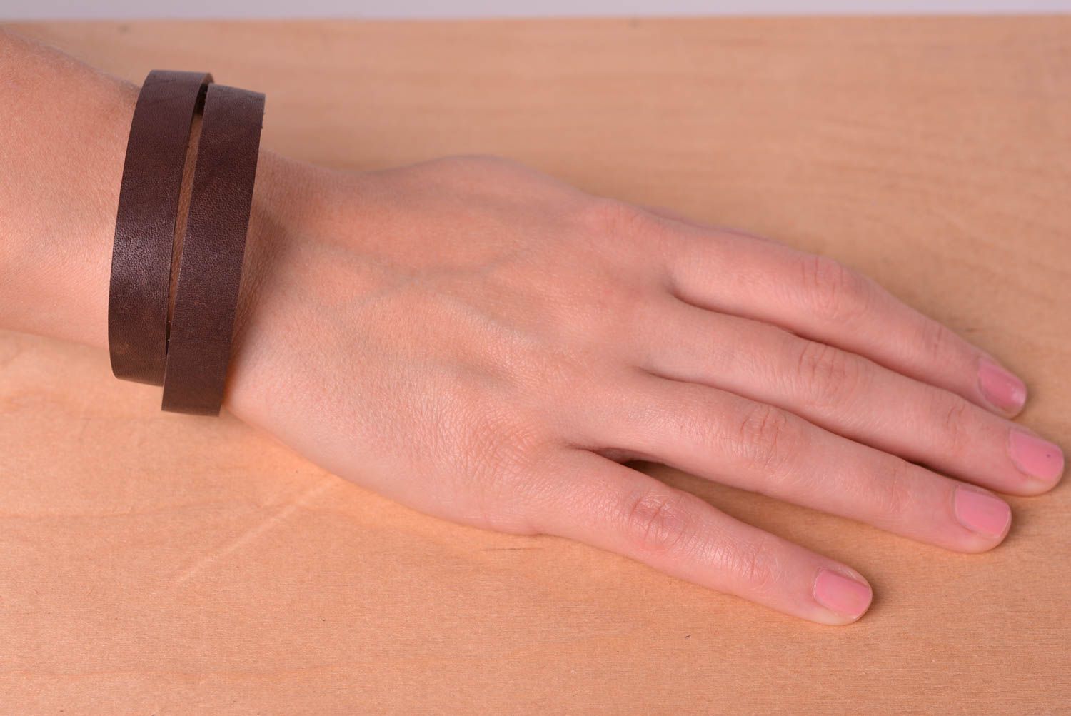Кожаный браслет ручной работы украшение из кожи симпатичный браслет на руку фото 2