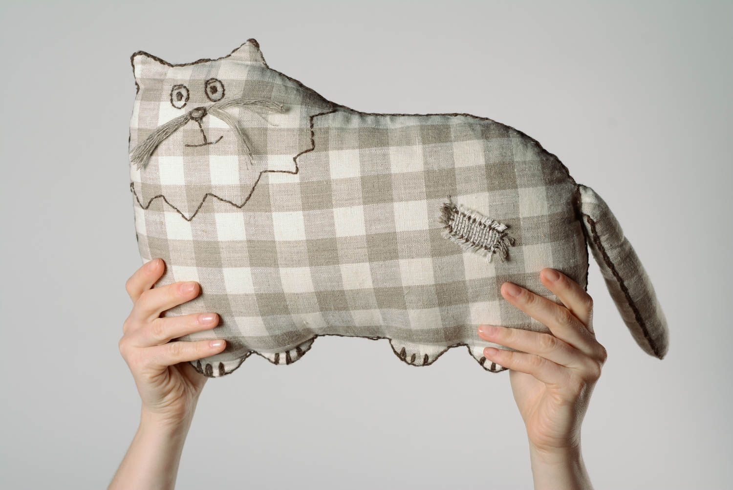 Coussin en tissu de lin fait main original en forme de chat à carreaux photo 3