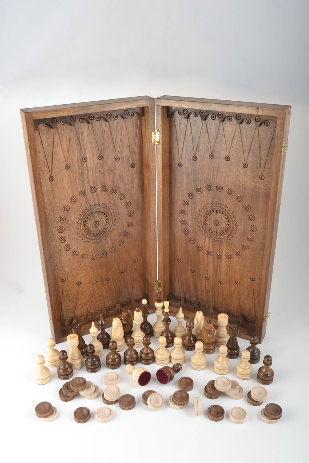 Настольная игра ручной работы доска для шахмат подарок мужчине с кубиками фото 2