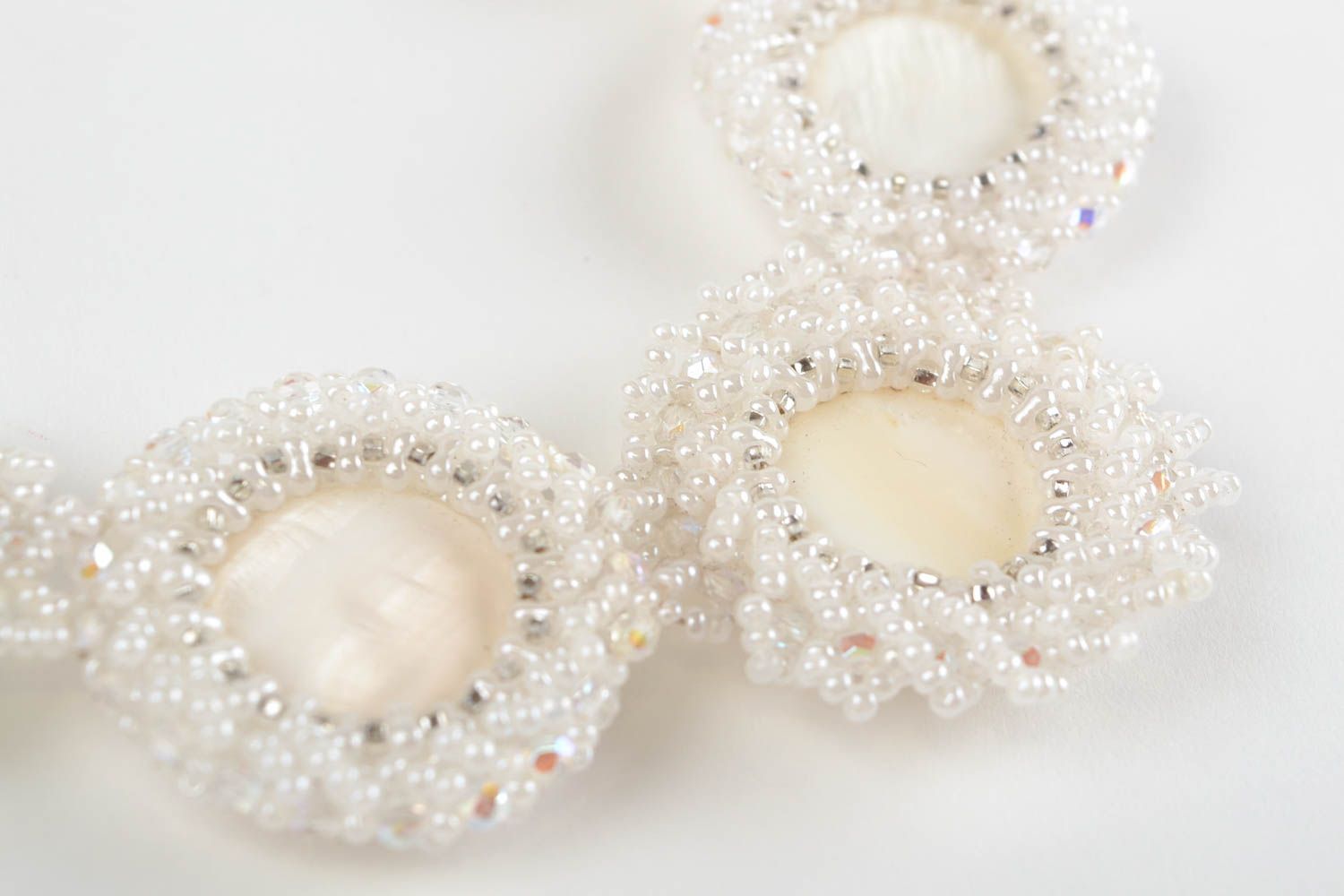 Collier blanc en perles de rocaille et pierres naturelles fait main Fiancée photo 4