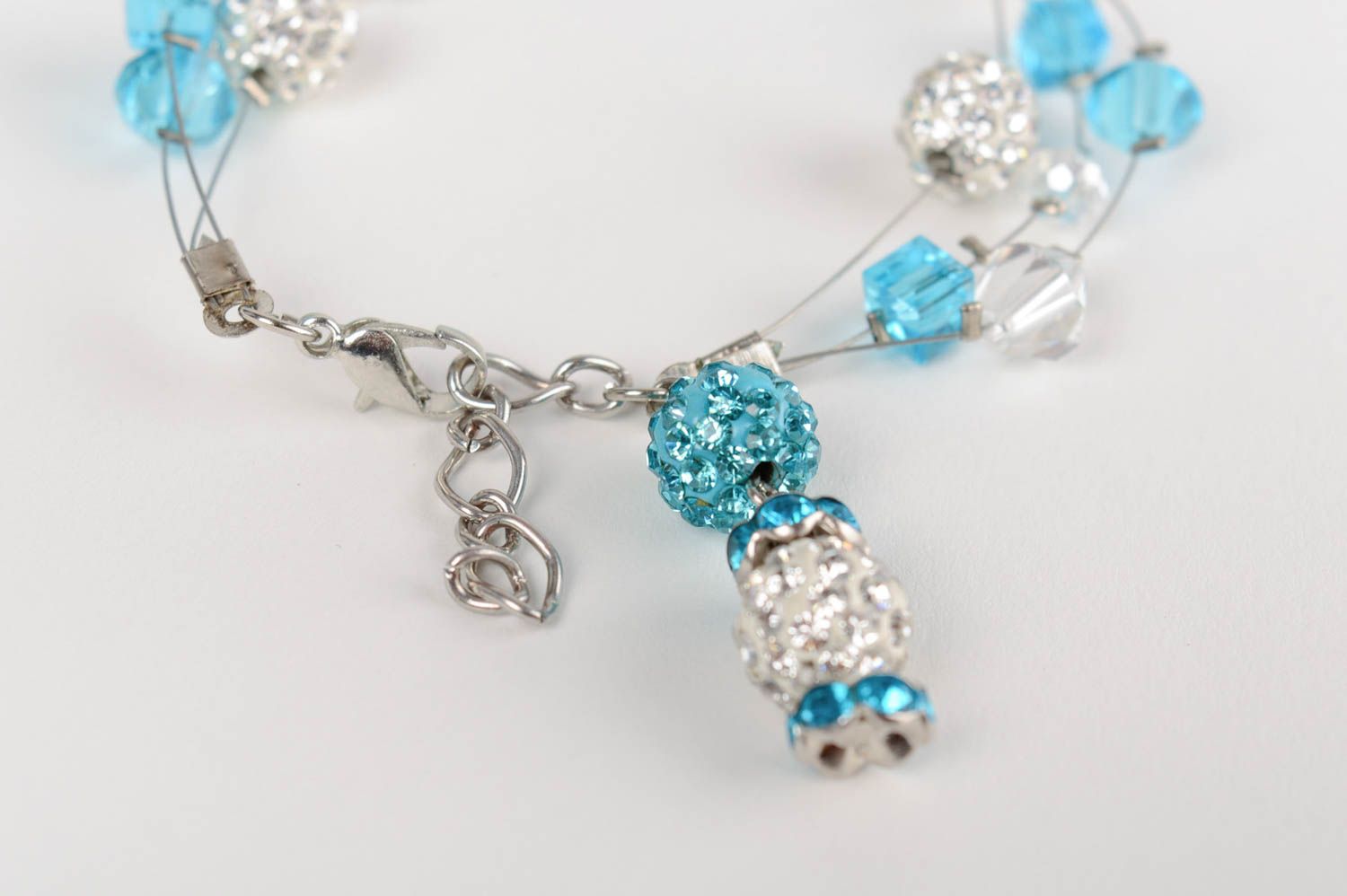 Bracelet en perles de cristal strass et intercalaires mince fait main bleu blanc photo 3