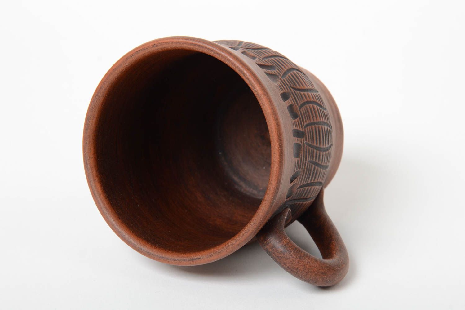 Глиняная чашка коричневая с узорами с ручкой объемом 400 мл красивая хэндй мейд фото 3