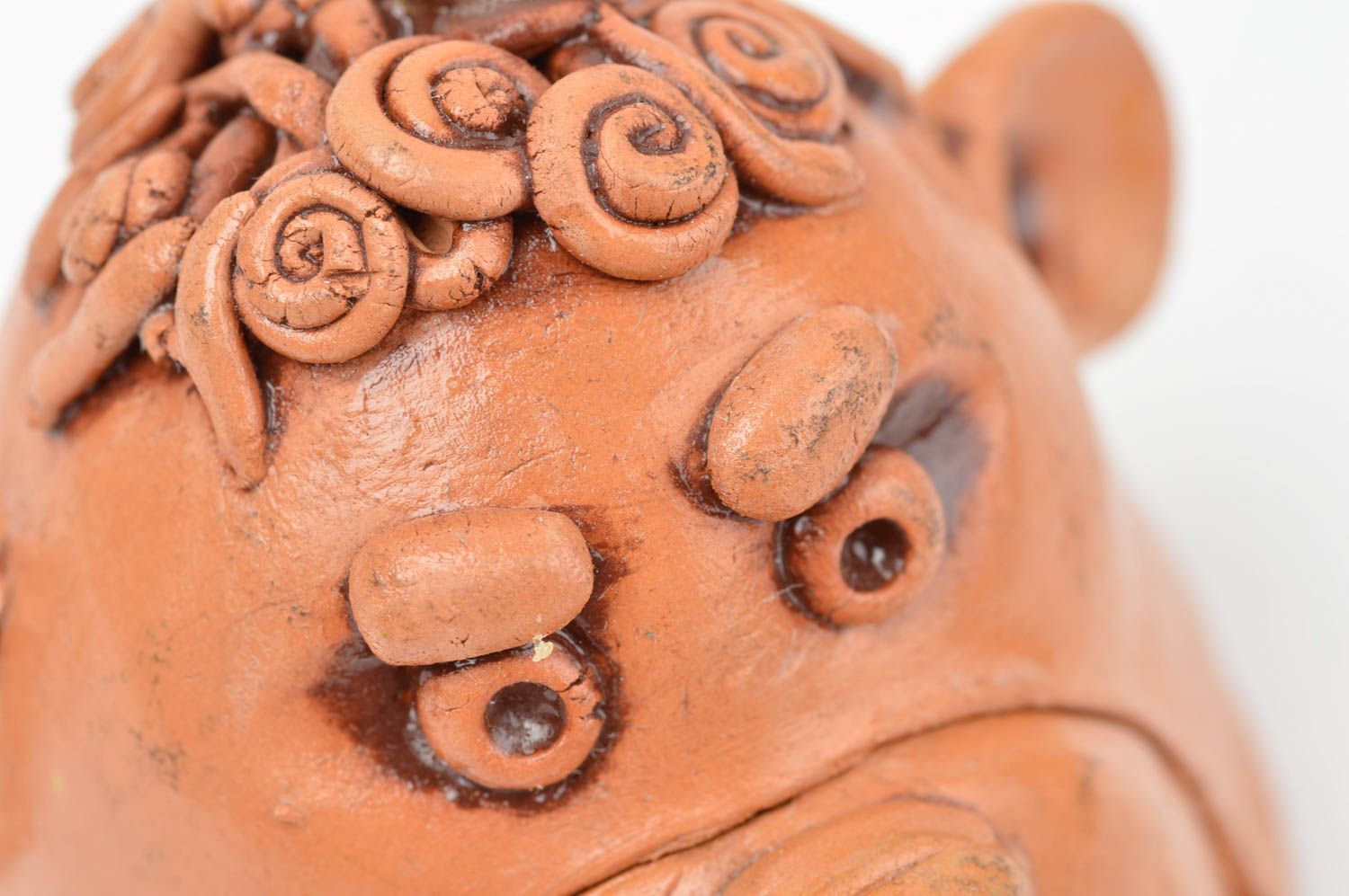 Авторская керамическая шкатулка ручной работы в форме обезьяны из красной глины фото 5
