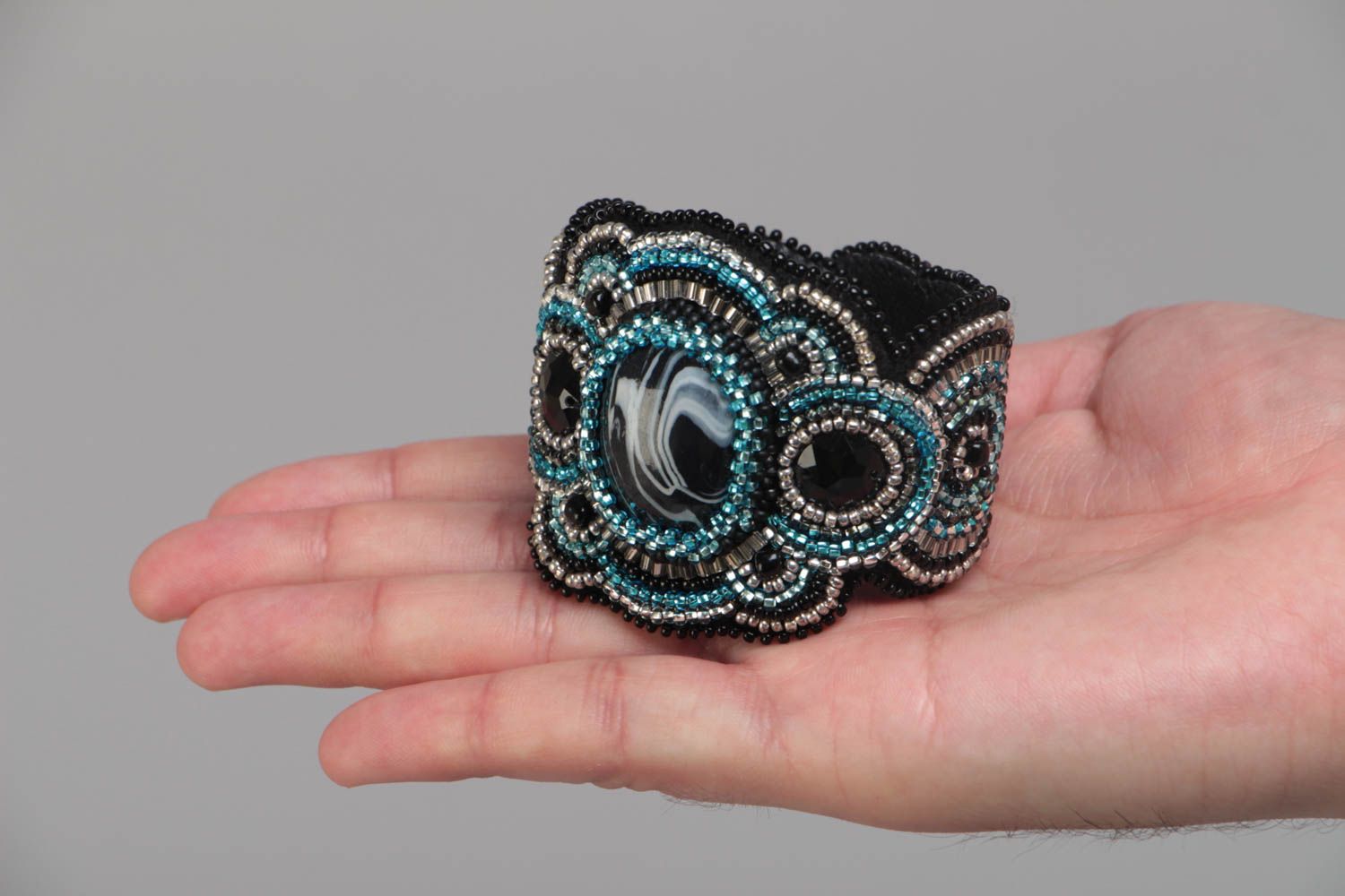 Schwarzes besticktes handmade Armband aus Glasperlen mit Plastikverschluss foto 5