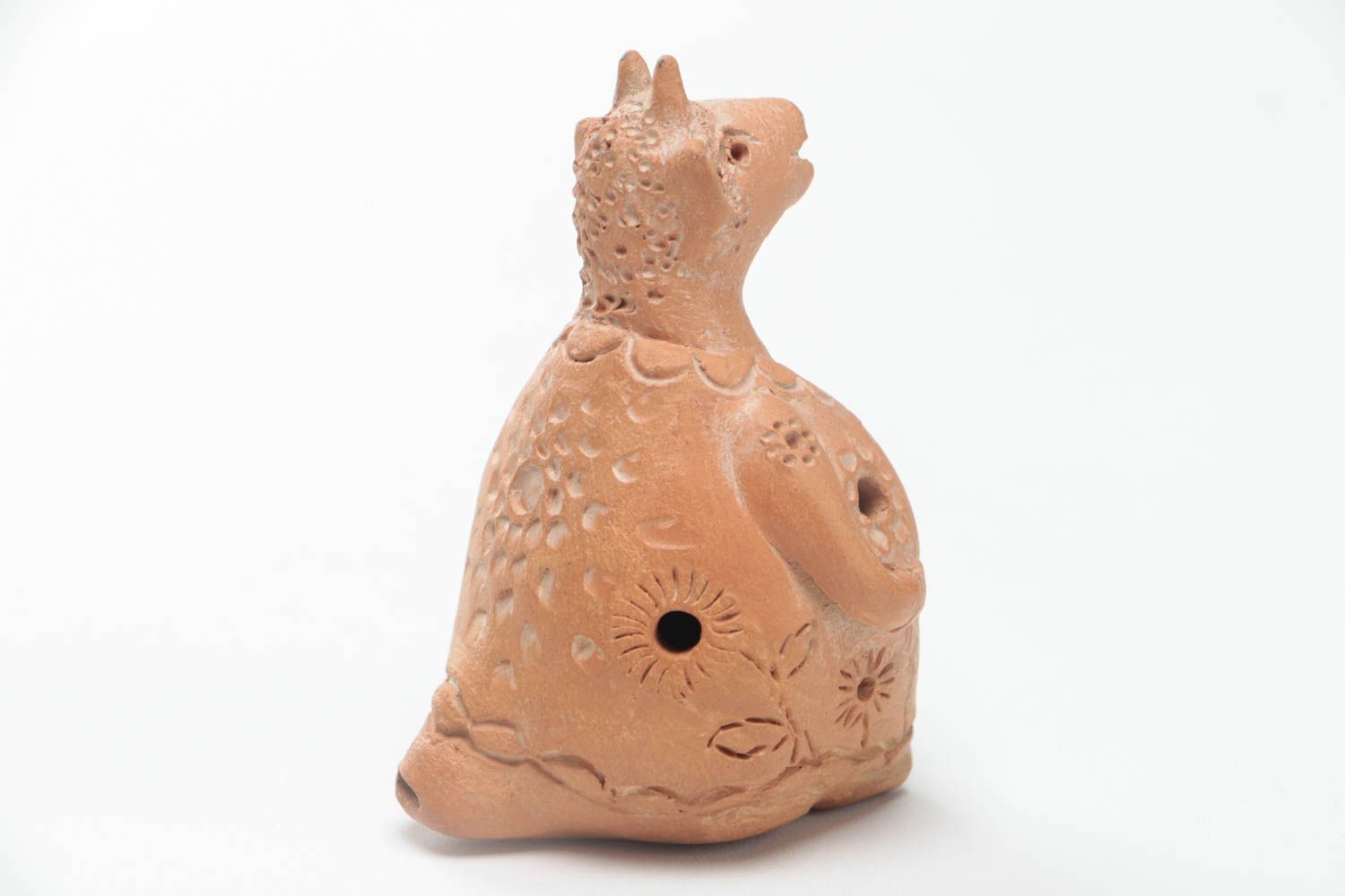 Flauta cerámica ocarina artesanal con forma de cabrito pequeño de color marrón foto 3
