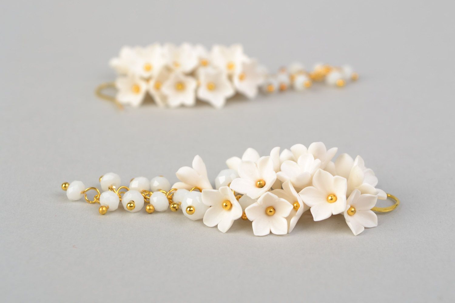 Handmade weiße lange elegante Blumen Ohrringe aus Polymerton mit Kristallperlen foto 5