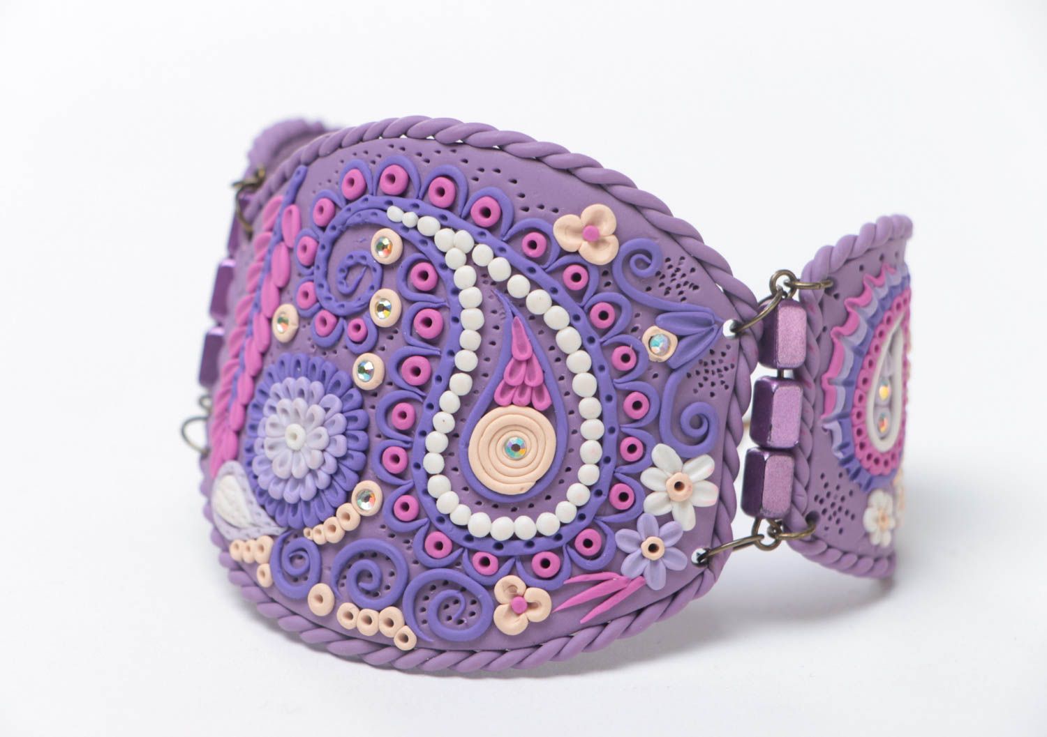Pulsera de arcilla polimérica ancha violeta con ornamento artesanal foto 2