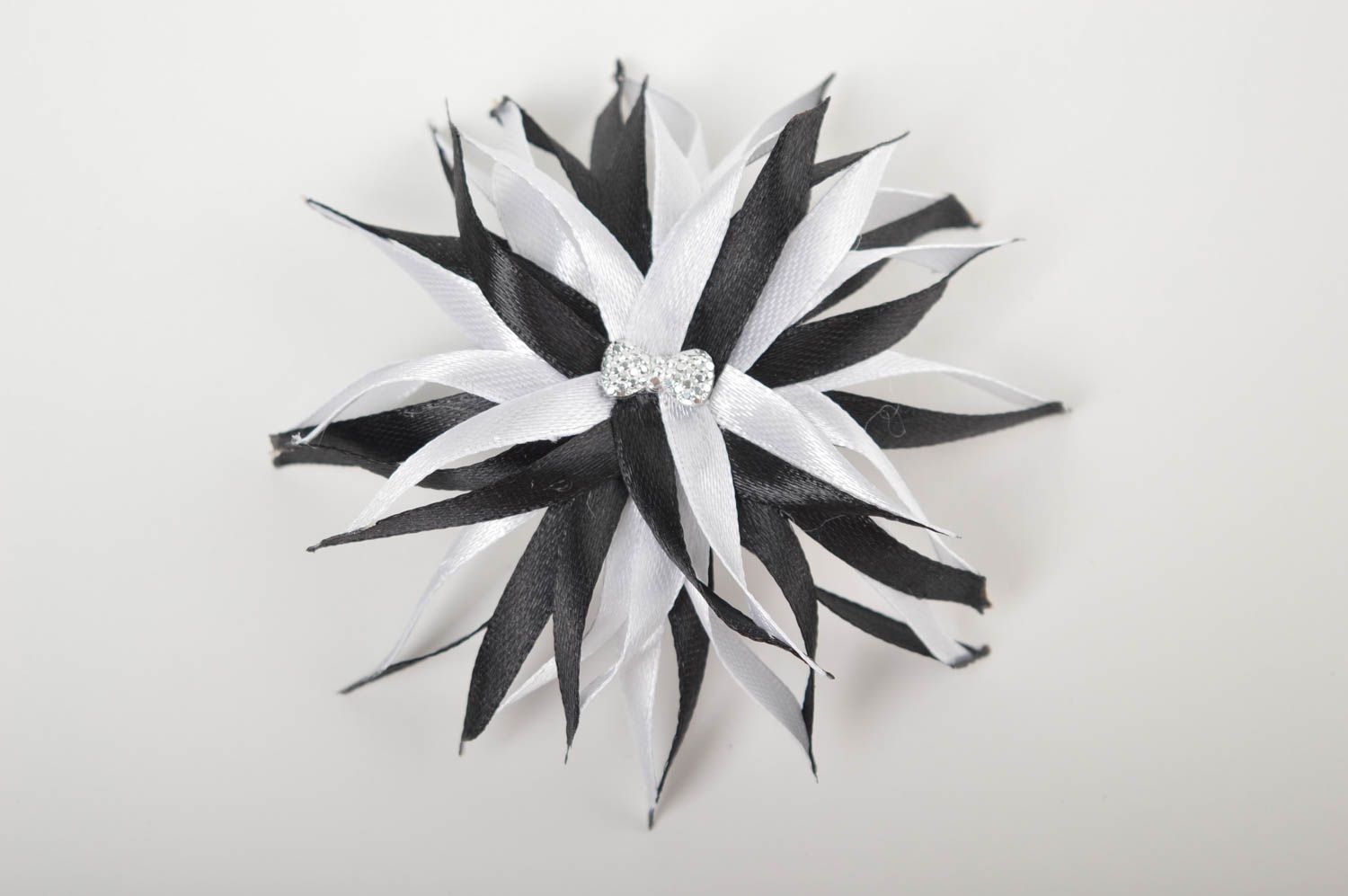 Детская резинка handmade аксессуар для волос резинка из лент черно-белый цветок фото 4
