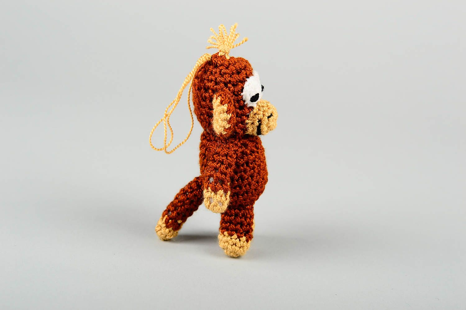 Брелок для ключей хэнд мэйд брелок-игрушка вязаный брелок коричневый обезьянка фото 3