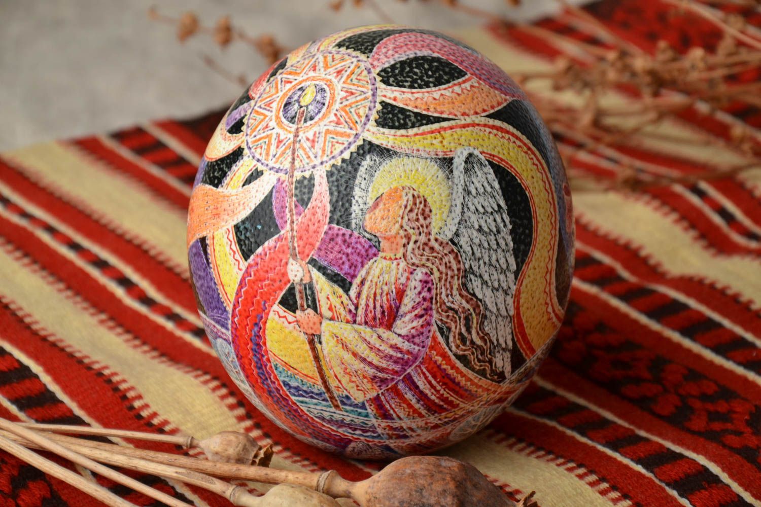 Bemaltes Osterei mit Ornament foto 1