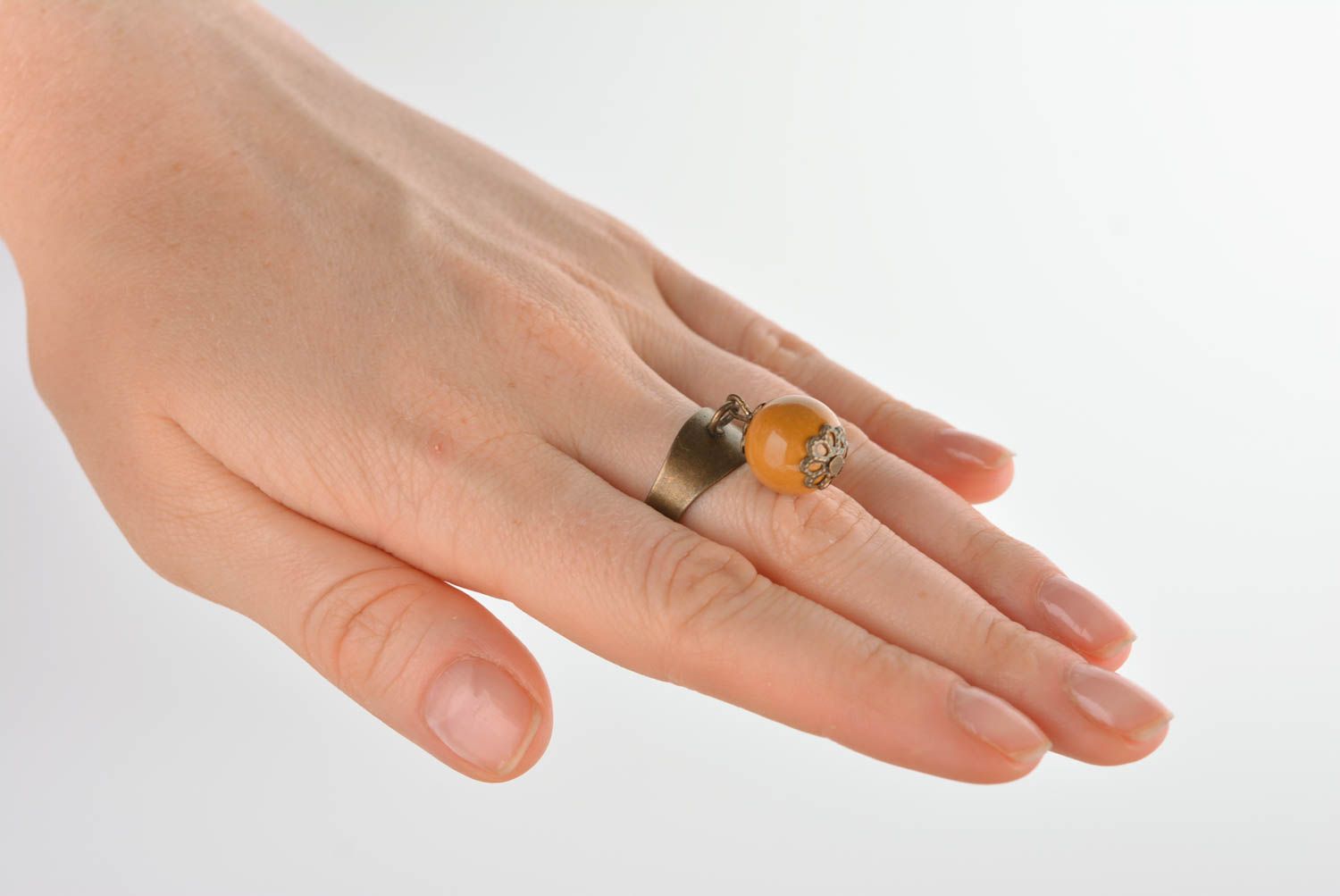 Кольцо ручной работы кольцо с бусиной горчичного цвета металлическое украшение фото 3