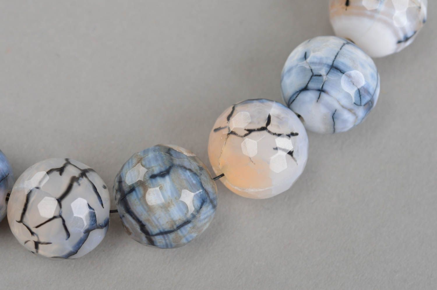 Колье из натуральных камней на шнурке в голубых тонах красивое ручной работы фото 4