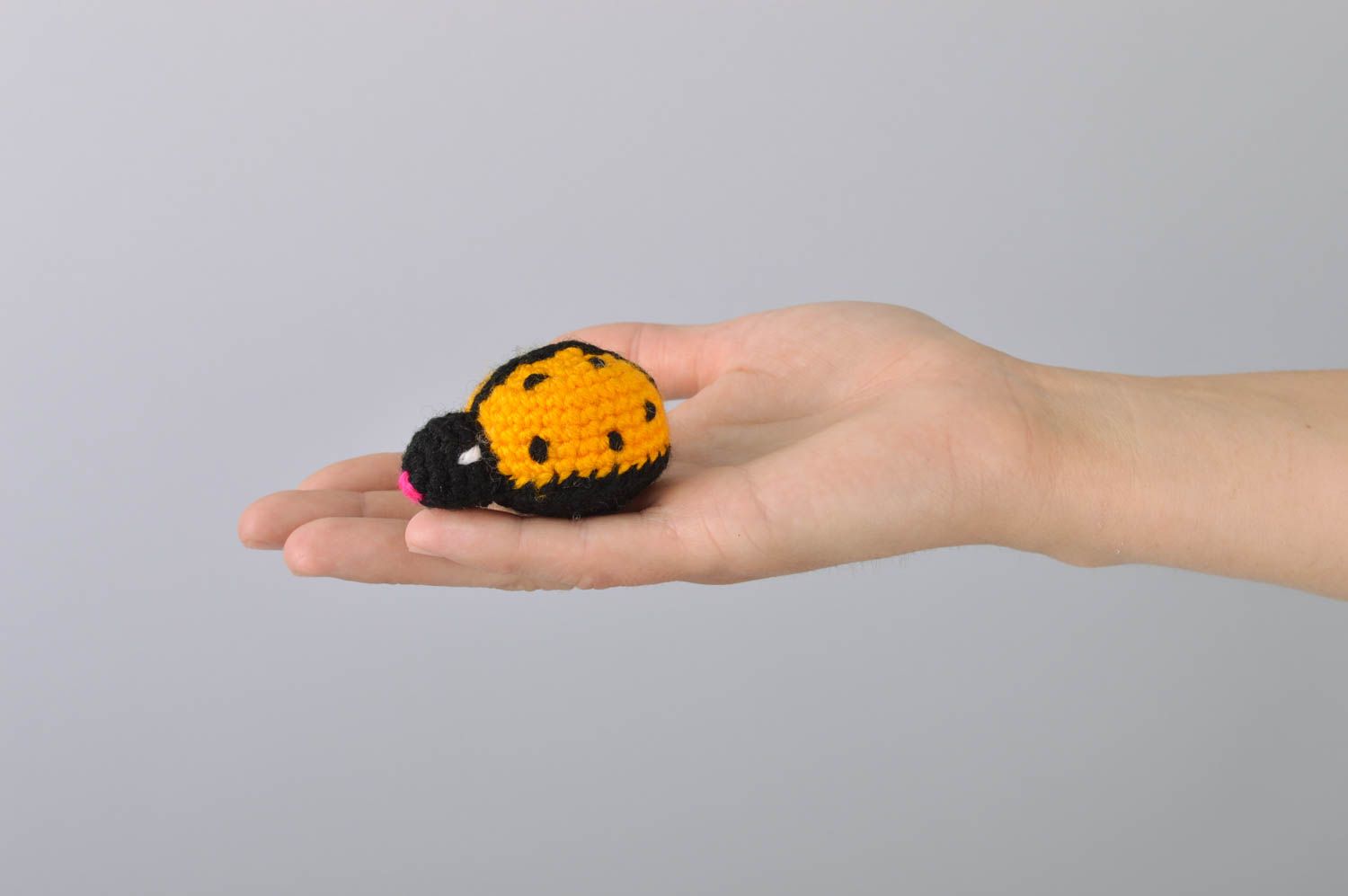 Kleines weiches gelbes handgemachtes Kuscheltier Marienkäfer gehäkeltes Dekor foto 5