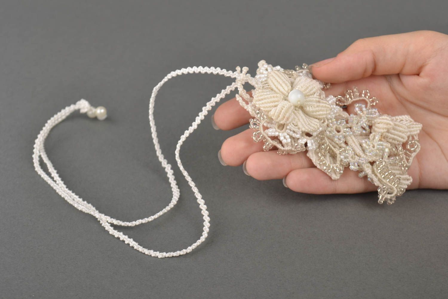 Pendentif fantaisie Bijou fait main blanc macramé fils perles Cadeau original photo 5