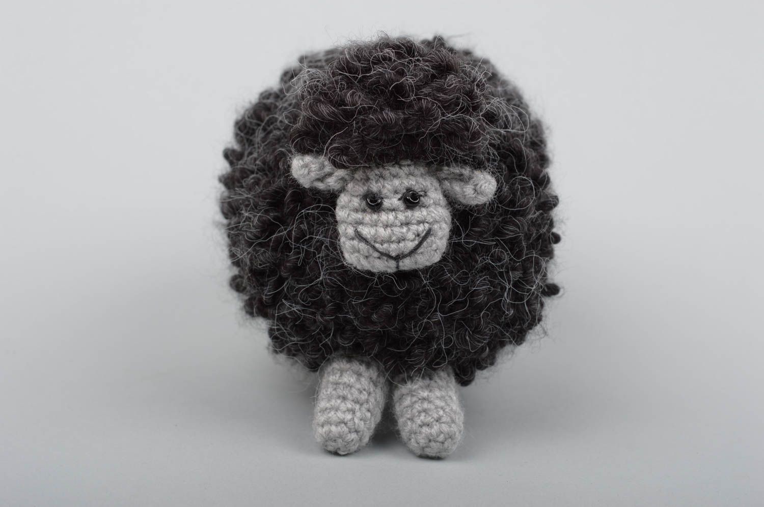 Jouet mouton Peluche faite main grise tricotée au crochet Cadeau enfant photo 2