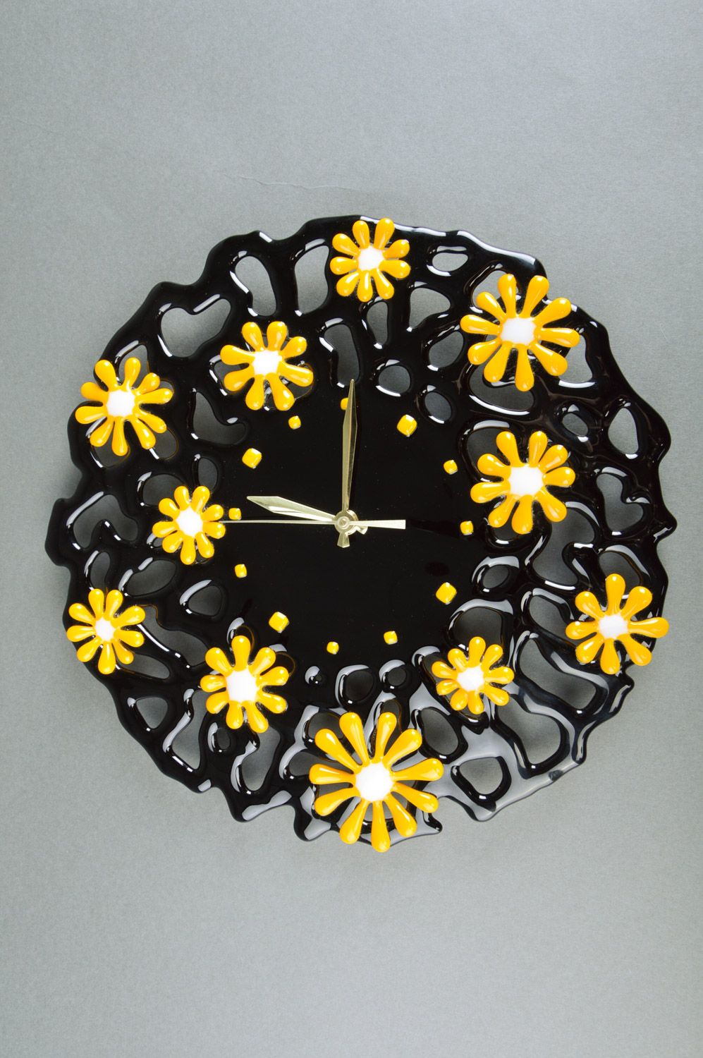 Handmade runde schwarze originelle Deko Wanduhr aus Fusing Glas mit gelben Blumen foto 2