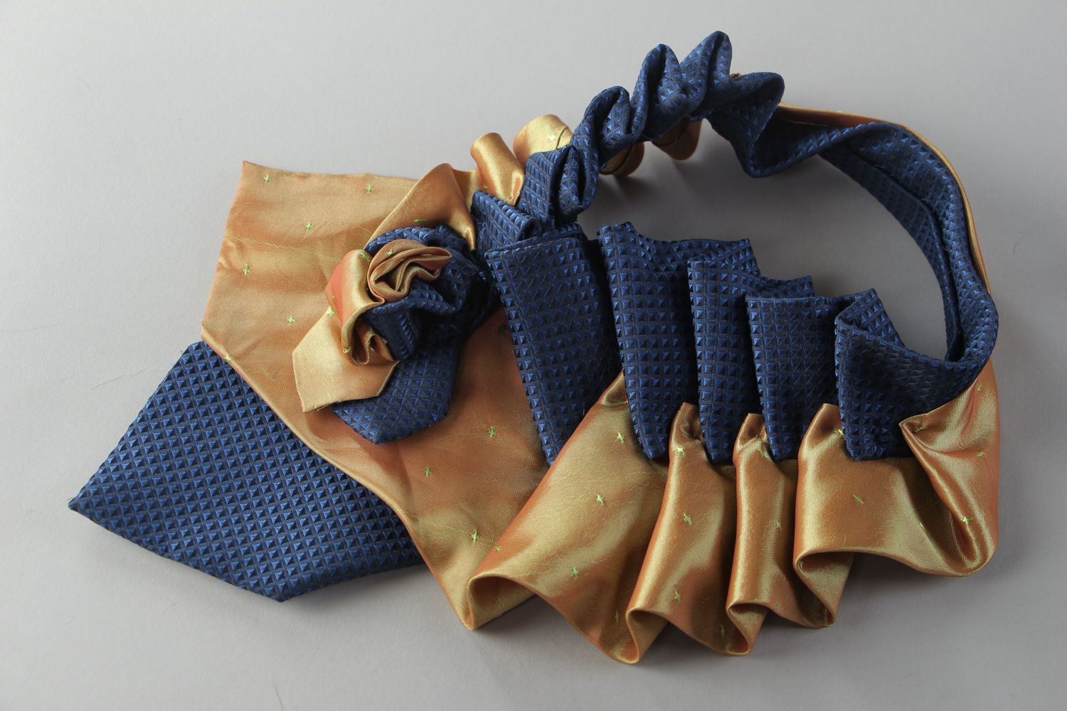 Dekoratives blaues handgemachtes Krawatten Collier aus Stoff für Frauen foto 2