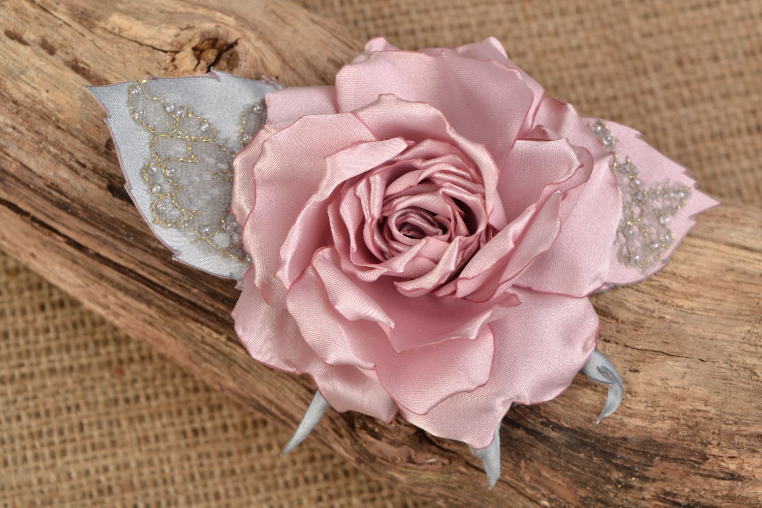 Broche en satinette fleur rose thé avec dentelle perles de rocaille faite main photo 1